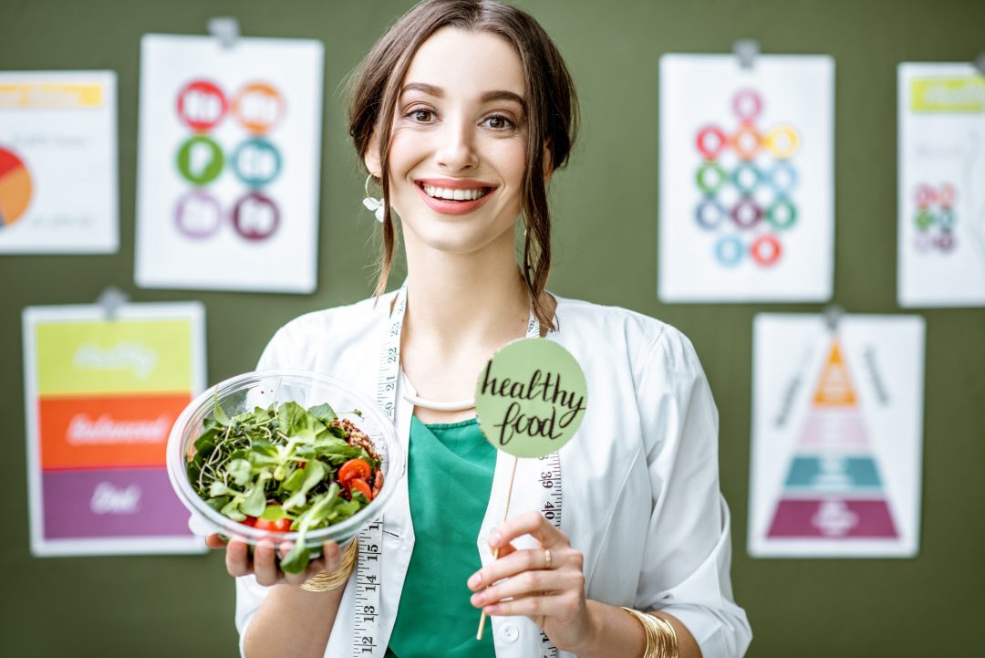 dietetion recommending healthy food